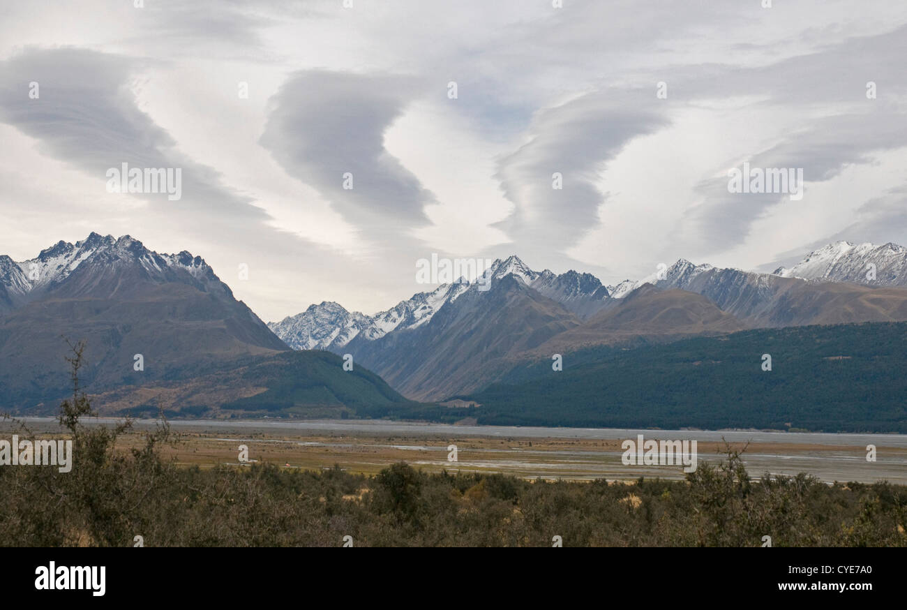 Les nuages au-dessus de l'onde Parc National du Mont Cook en Nouvelle-Zélande Banque D'Images