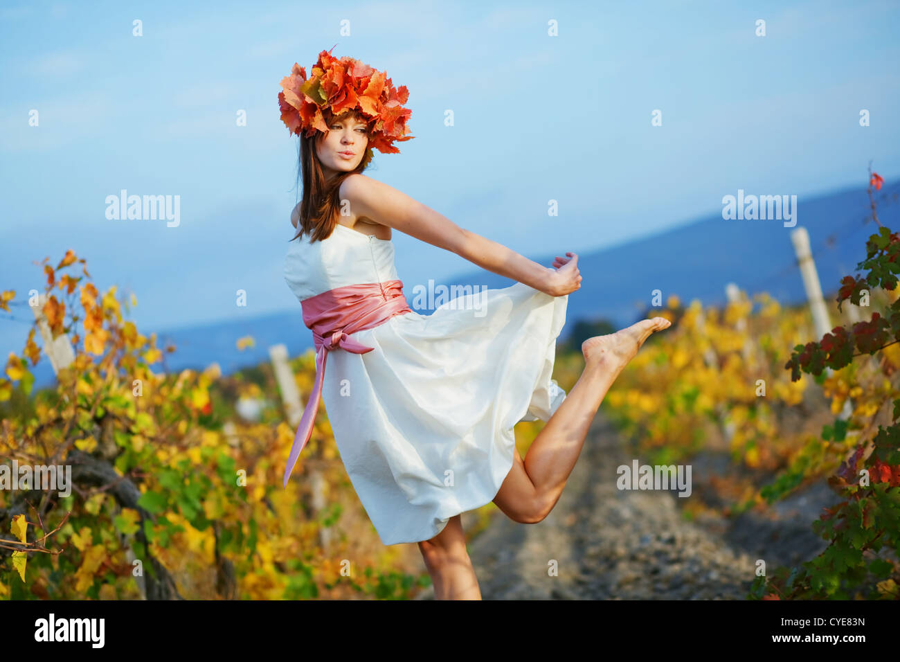 Belle jeune femme sautant dans la nature en automne Banque D'Images