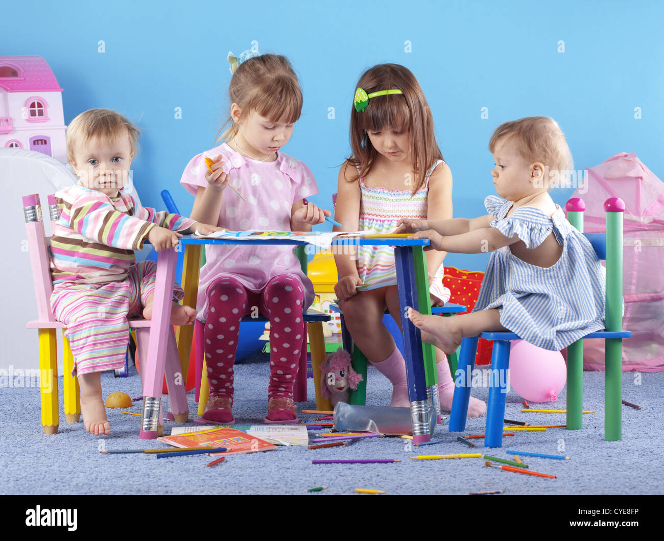 Groupe d'enfants jouant dans le jardin d'enfants Banque D'Images
