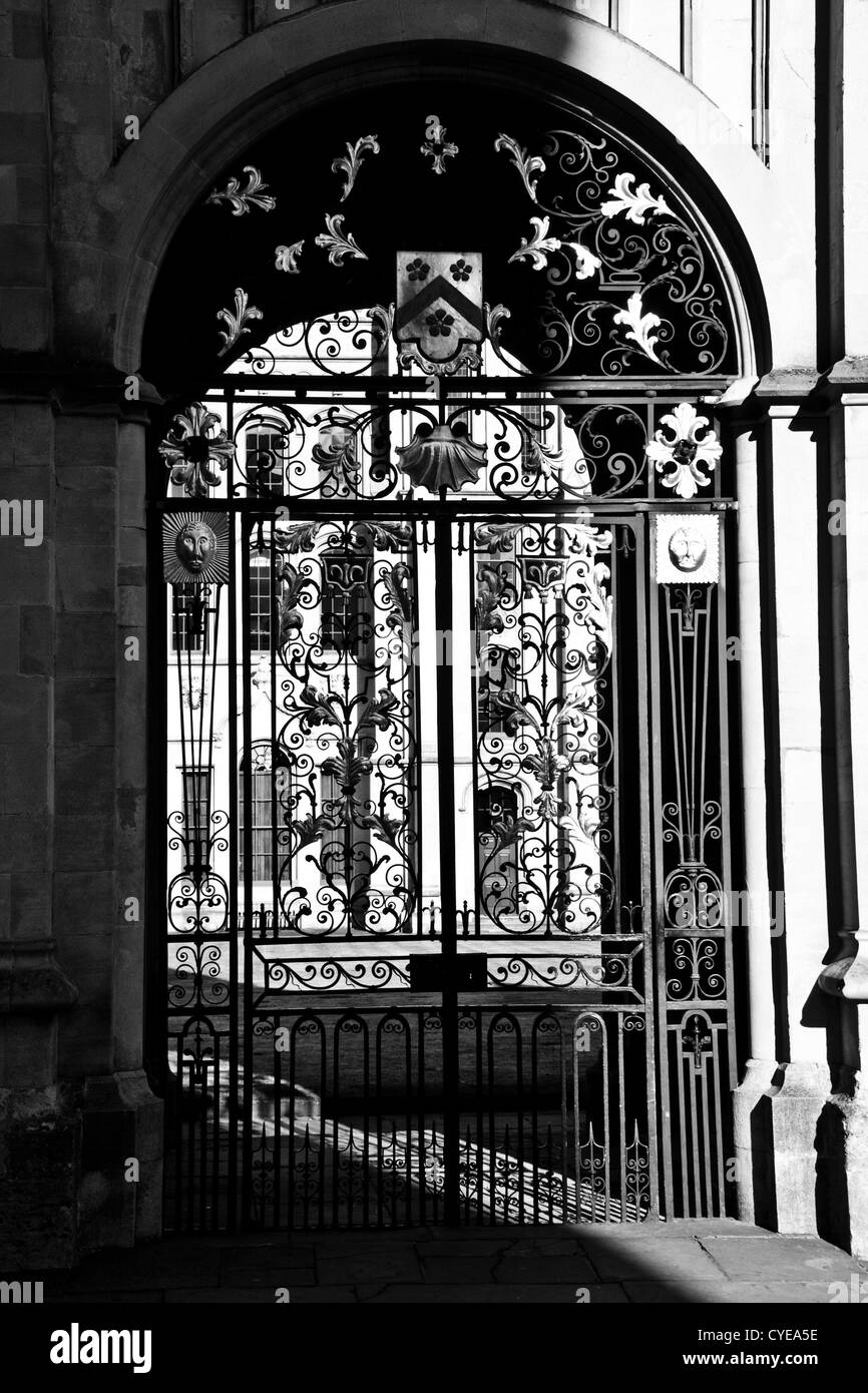 1 e année inscrits All Souls College fer forgé décoratif élaboré, porte d'entrée Oxford Oxfordshire England Europe Banque D'Images