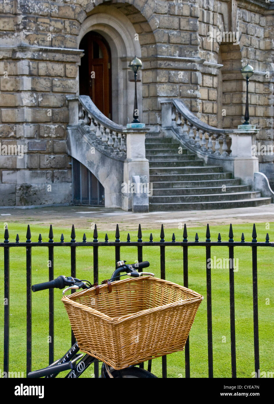 Location avec panier en osier Radcliffe Camera Bodleian Library Oxford Oxfordshire England Europe Banque D'Images