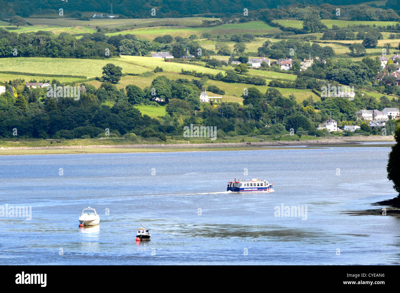 Le bateau de croisière touristique se dirige vers la vallée de Conwy après son départ Conwy paysage montagneux au-delà de Clwyd nord du pays de Galles Royaume-Uni Banque D'Images