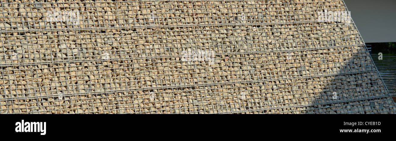 Béton recyclé redondant écrasé pour former un type de panier en cage de Gabion utilisé dans le mur de retenue derrière un filet d'acier galvanisé est de Londres Angleterre Royaume-Uni Banque D'Images