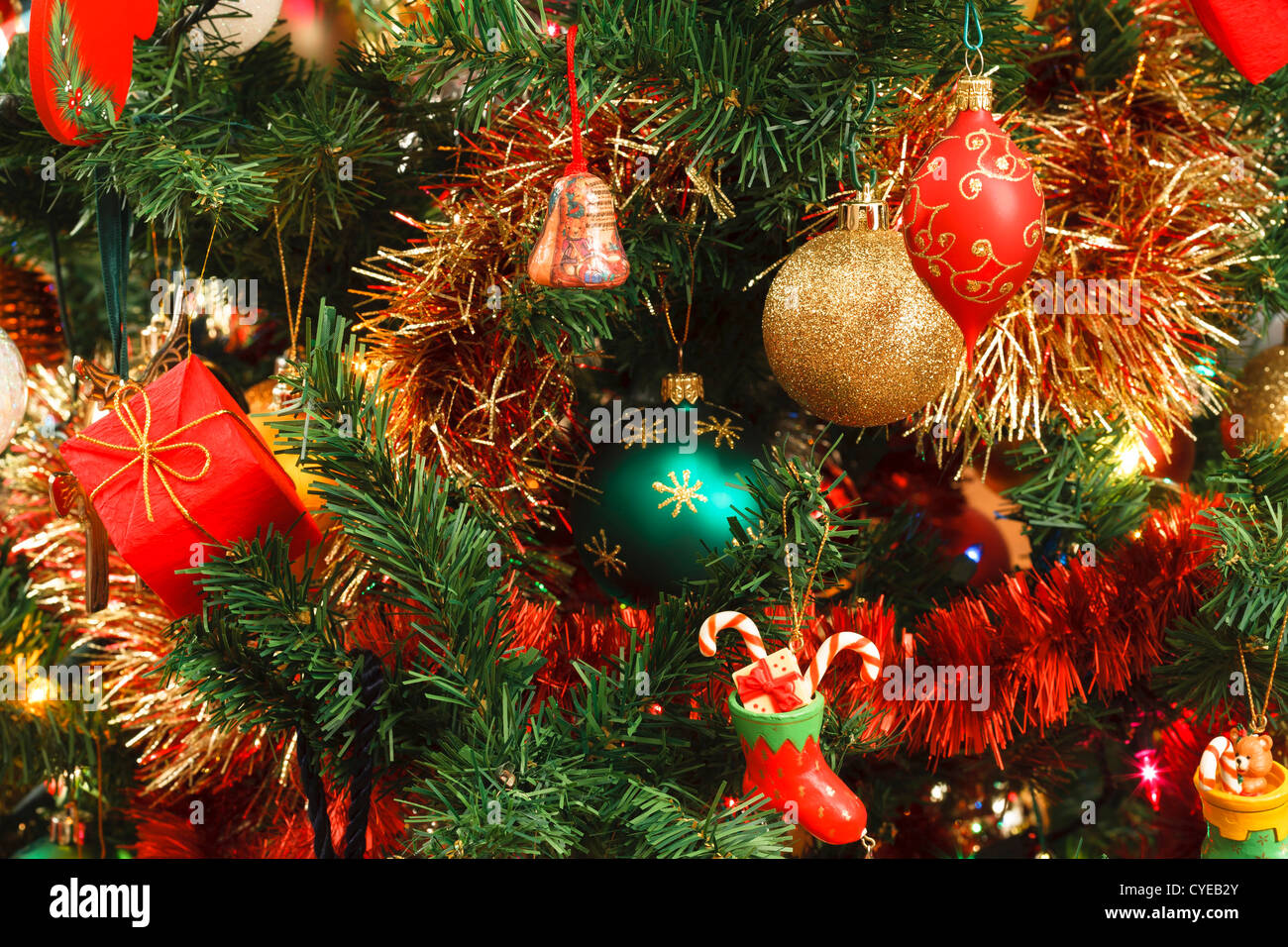 Libre des ornements de Noël sur l'arbre artificiel Banque D'Images