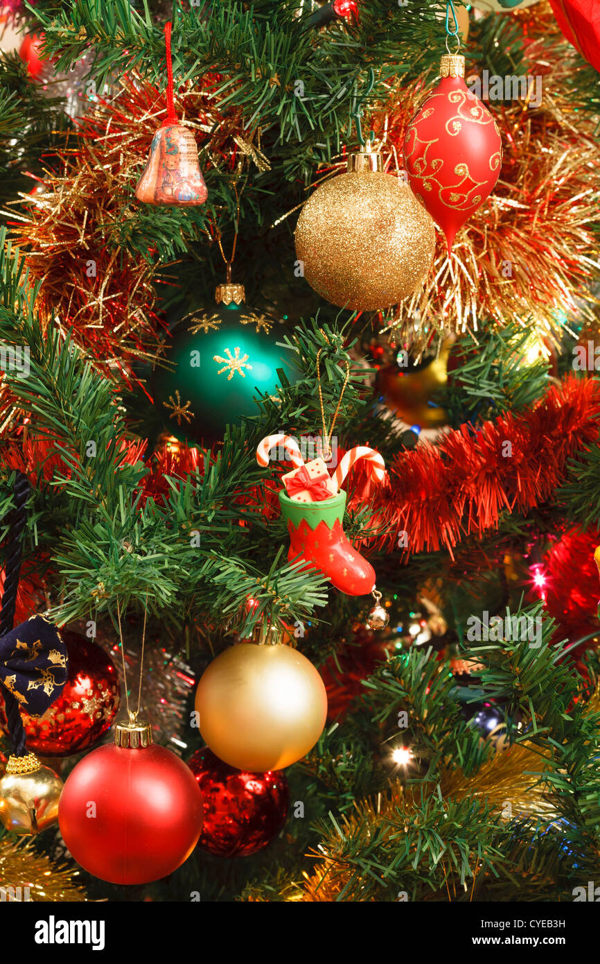 Arbre de Noël avec des décorations colorées et babioles hanging Banque D'Images