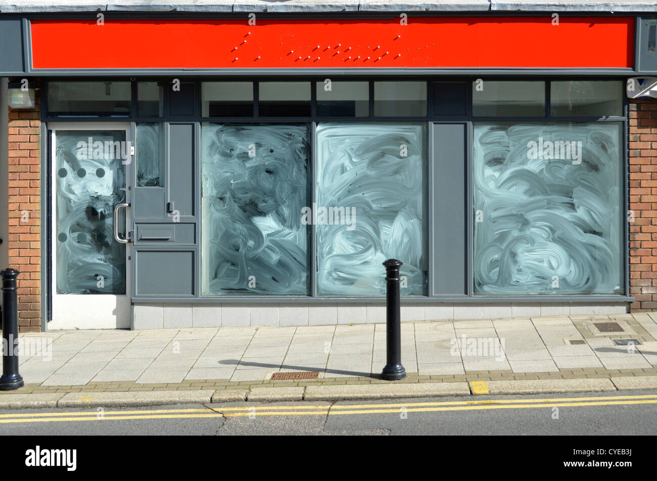Magasin vide dans la rue commerçante du centre-ville obscurcissant la peinture blanche de type lavage dans les fenêtres doubles lignes jaunes restrictions de stationnement Sevenoaks Kent Royaume-Uni Banque D'Images