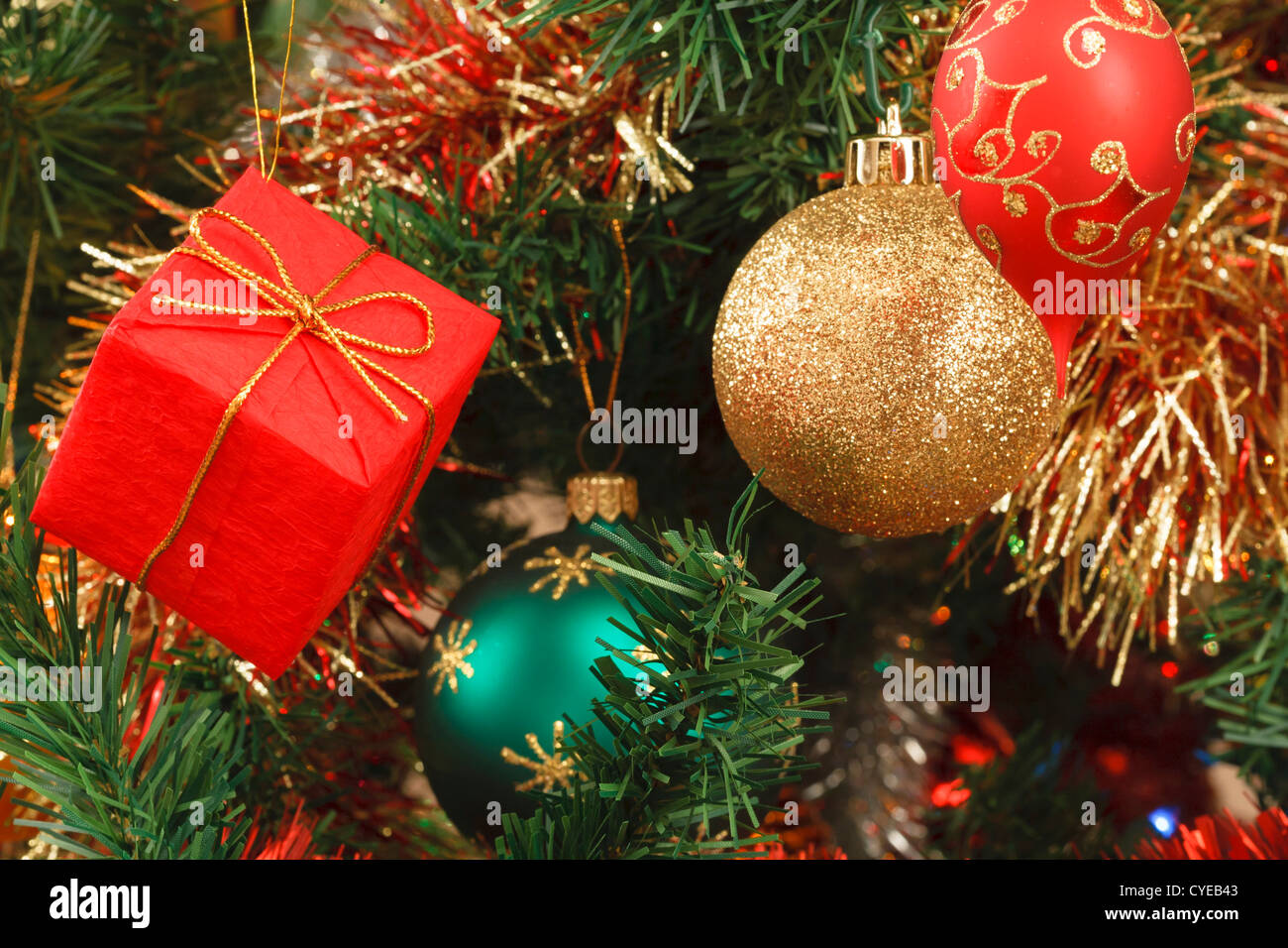 Détail de l'arbre de Noël avec des décorations différentes Banque D'Images