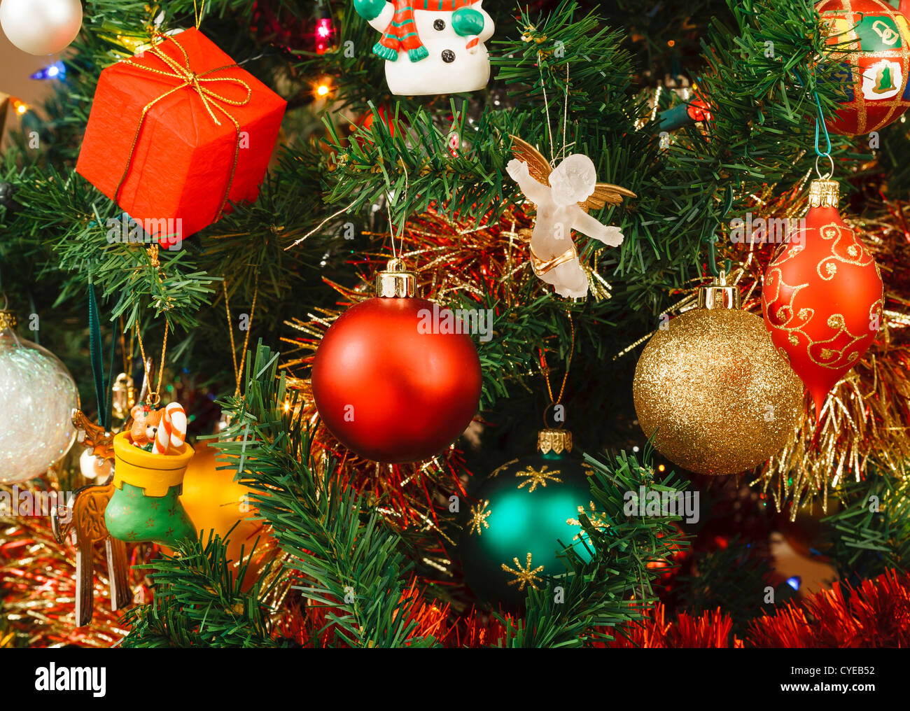 Arbre de Noël décoré d'ornements et d'un ange Banque D'Images