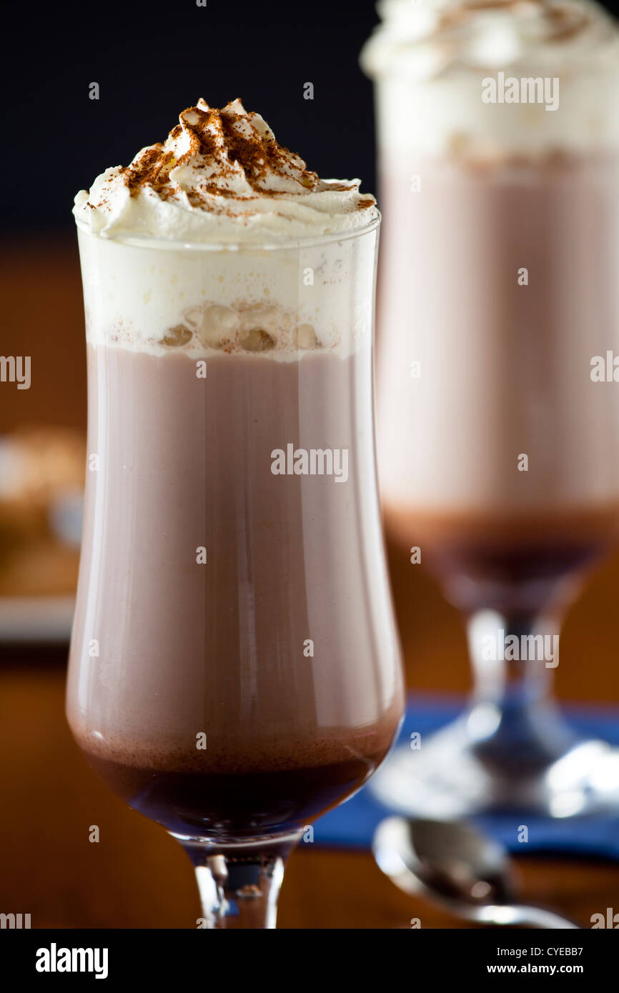 Photo de deux milk-shakes au chocolat froid Banque D'Images