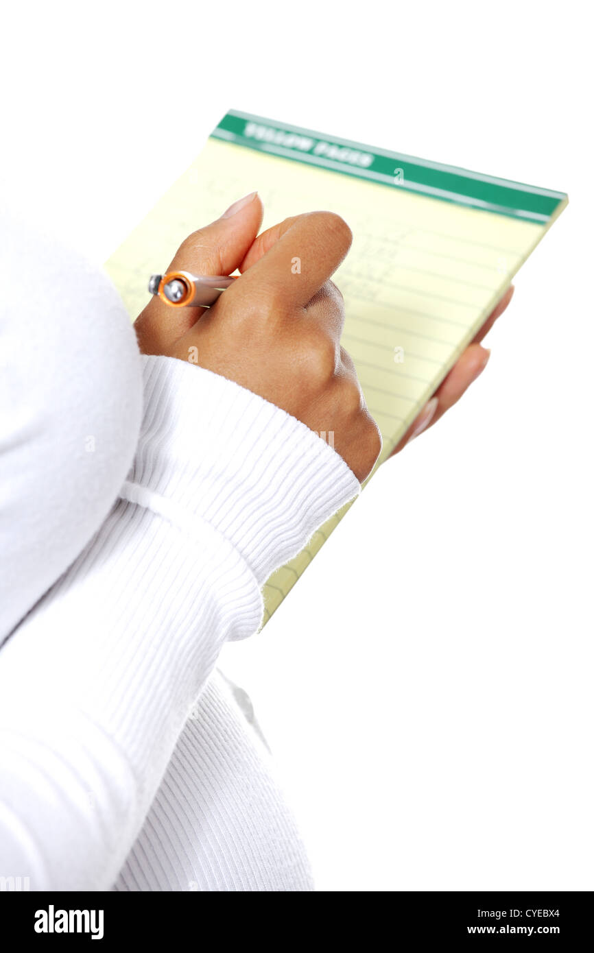 Femme enceinte en prenant des notes dans un journal - journal libre, zoom sur le côté, isolé sur un fond blanc. Banque D'Images