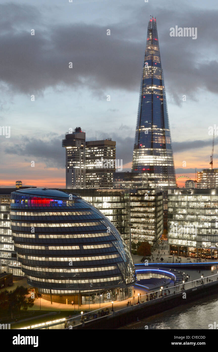 Horizon de Londres (G-D) City Hall « More London » avec le Scoop Guys NHS Hospital Et le Shard Riverside Office Lights crépuscule crépuscule crépuscule crépuscule copyspace Angleterre ROYAUME-UNI Banque D'Images