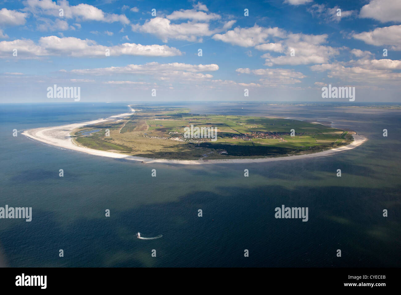 Les Pays-Bas, l'île d'Ameland, appartenant aux îles de la mer des Wadden. UNESCO World Heritage Site. Vue aérienne. Banque D'Images
