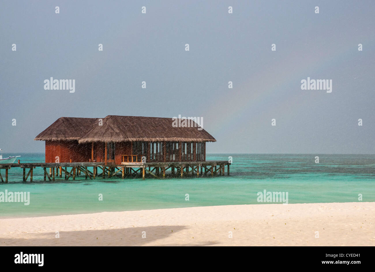 Restaurant sur pilotis dans le magnifique lagon bleu, Maldives Banque D'Images