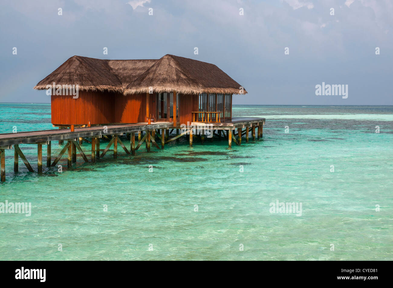 Restaurant sur pilotis dans le magnifique lagon bleu, Maldives Banque D'Images