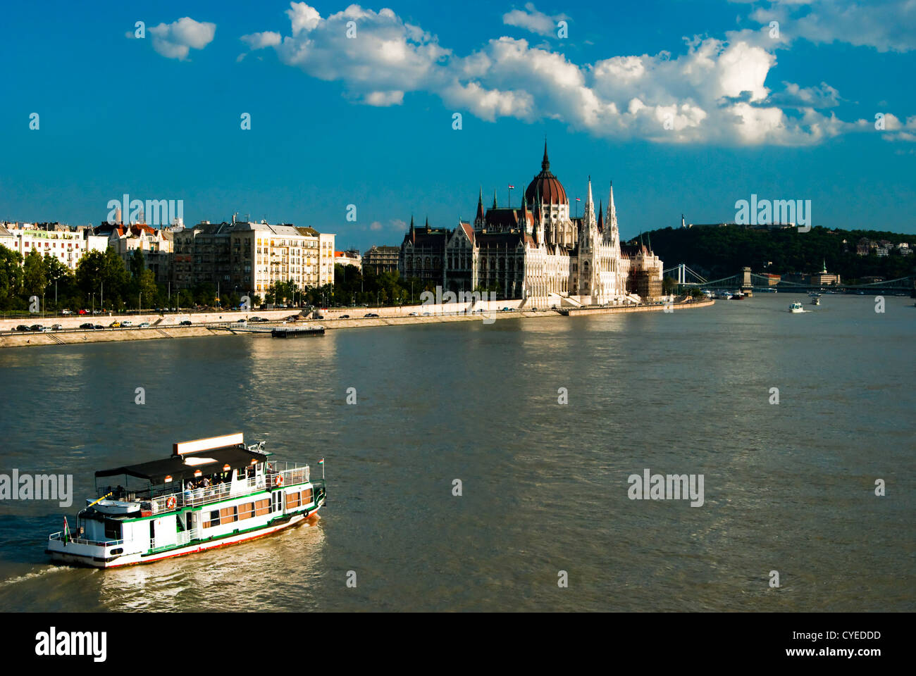 Budapest, Hongrie : Paysage vue sur le Danube, dans un beau jour de l'été Banque D'Images