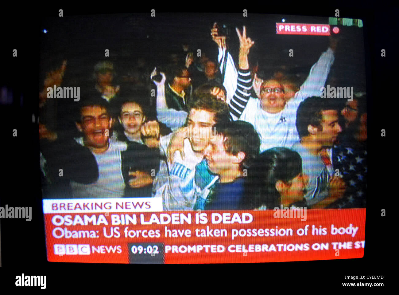 Breaking News, Oussama Ben Laden est mort - le 2 mai 2011. Émission de nouvelles captures d'écran à partir de la BBC. Célébrations dans les USA Banque D'Images
