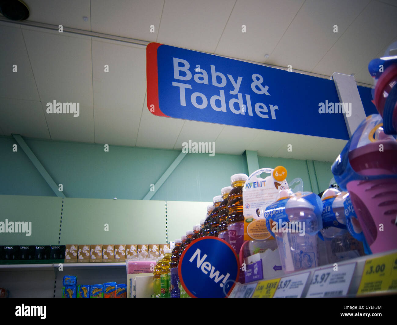 Signes/signalisation dans un supermarché store au Royaume-Uni. 'Baby and Toddler'. Banque D'Images
