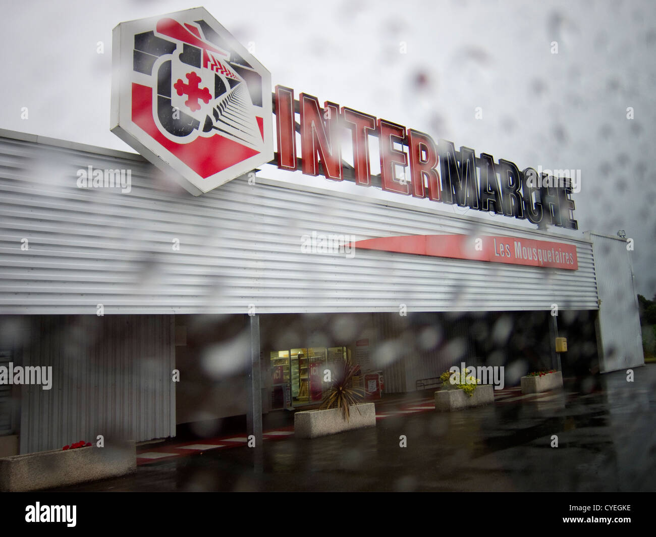 Intermarché supermarché français, sous la pluie. France, Bretagne Banque D'Images