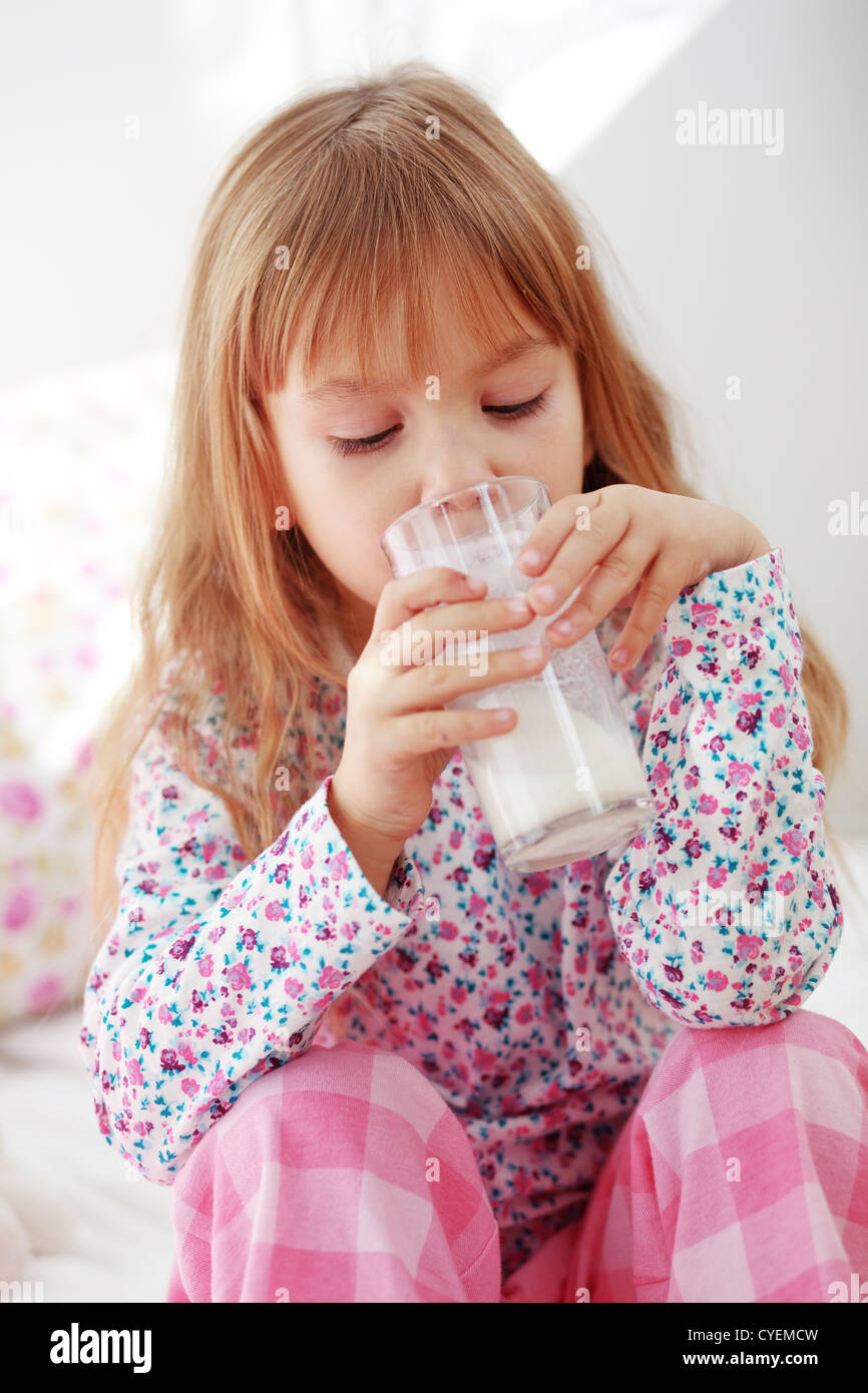La consommation de lait de l'enfant au lit Banque D'Images