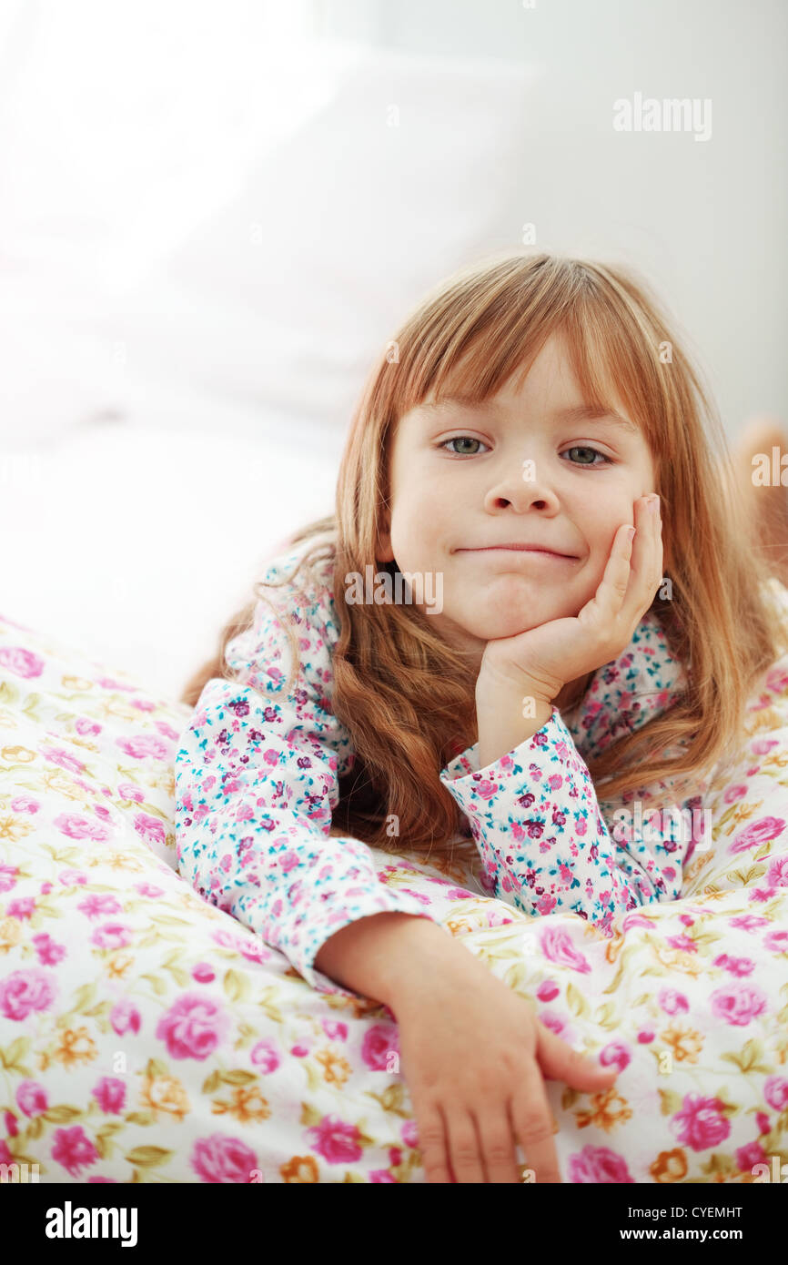 Portrait d'enfant dans le lit de repos Banque D'Images
