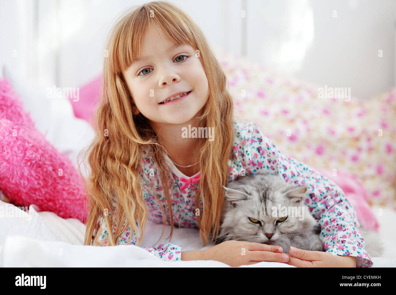 Portrait d'enfant au lit de repos avec gentil animal Banque D'Images