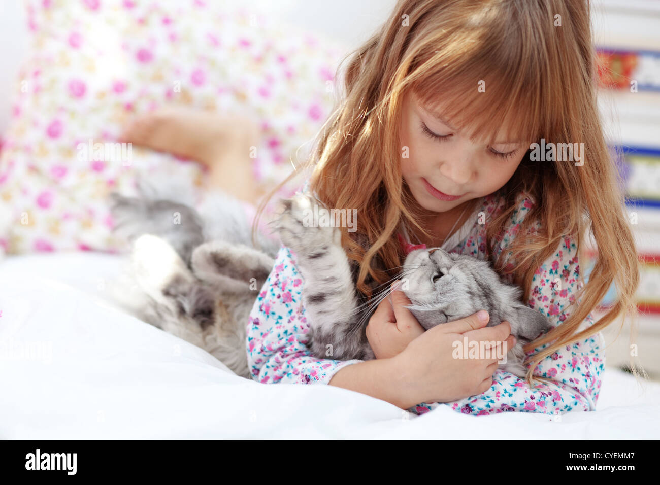 Portrait d'enfant au lit de repos avec gentil animal Banque D'Images