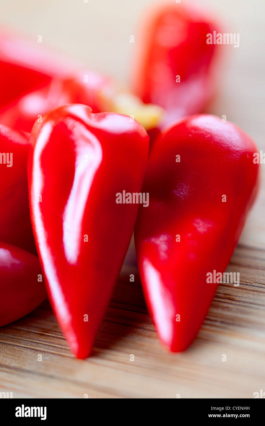 Piments en conserve sur une planche à découper Banque D'Images