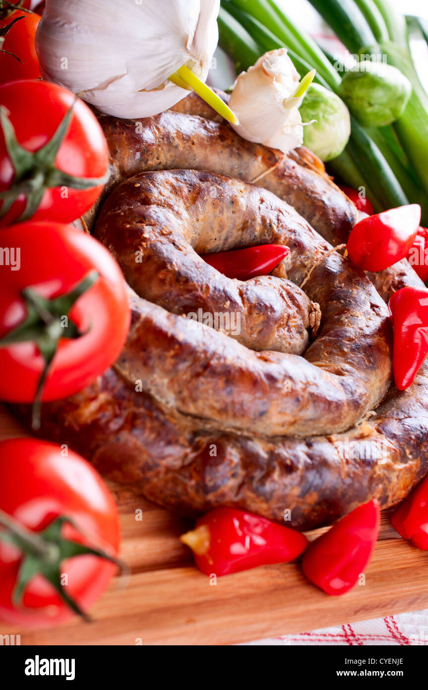 Saucisse avec des épices, les tomates et le poivron rouge close up Banque D'Images