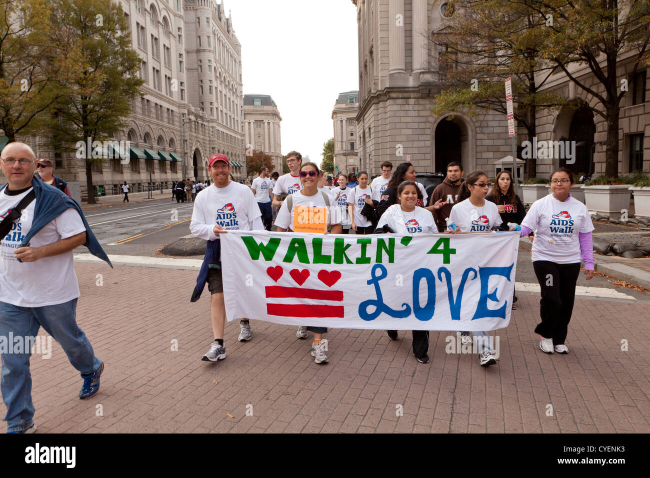 Les marcheurs avec une bannière au National AIDS Walk - Washington, DC USA Banque D'Images