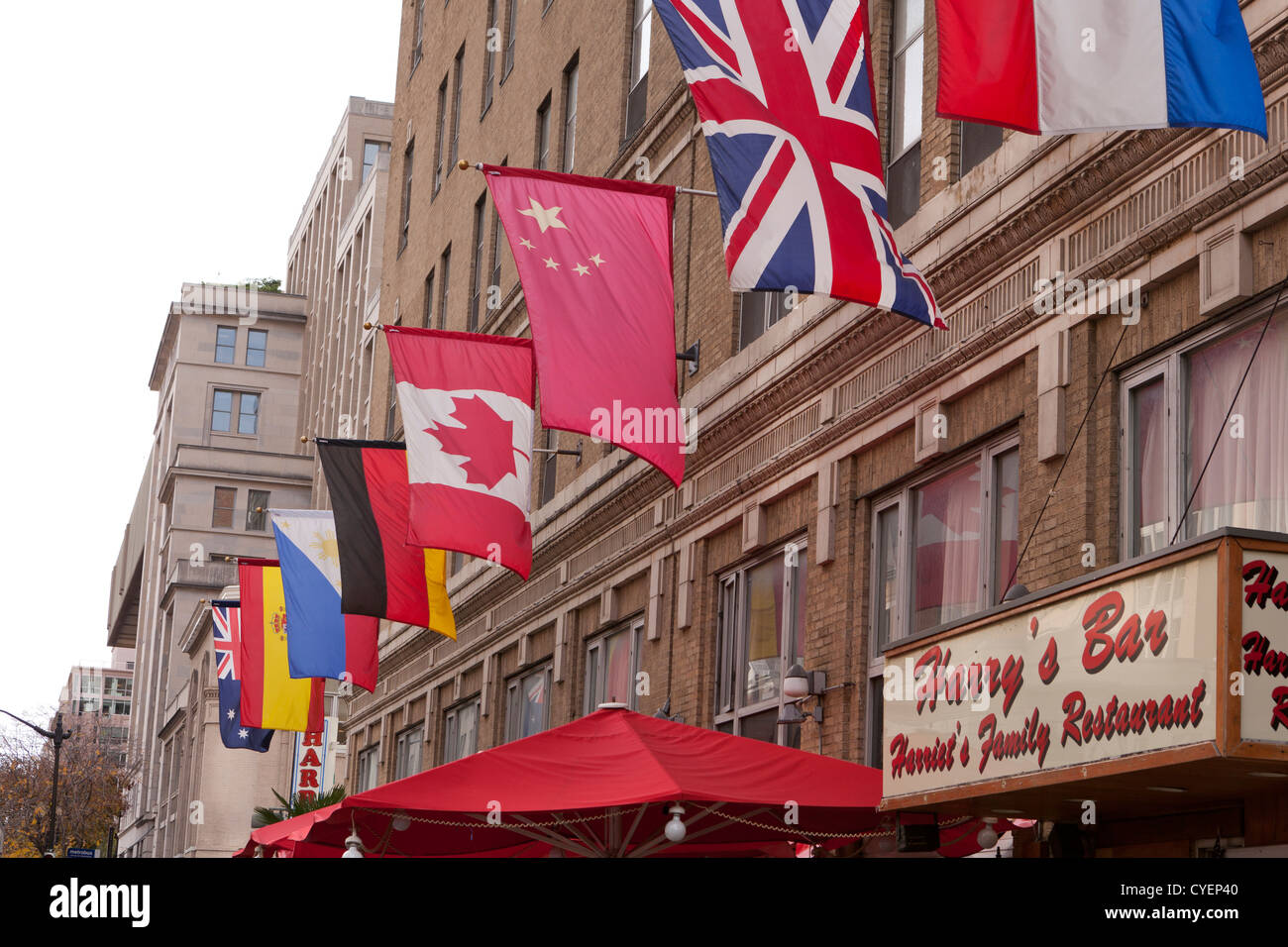 Multi-National les drapeaux sur la construction Banque D'Images