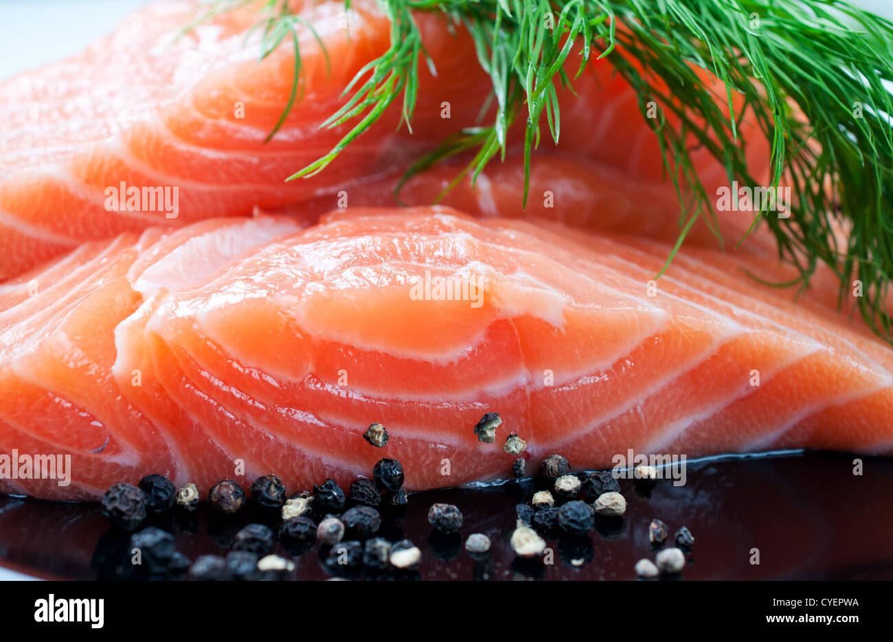 Saumon à l'aneth et poivre noir sur la plaque close up Banque D'Images