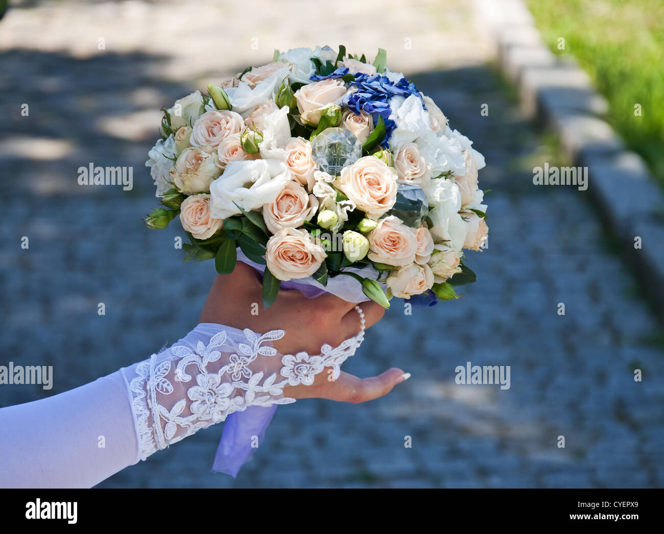 Des fleurs de mariage dans la main Banque D'Images
