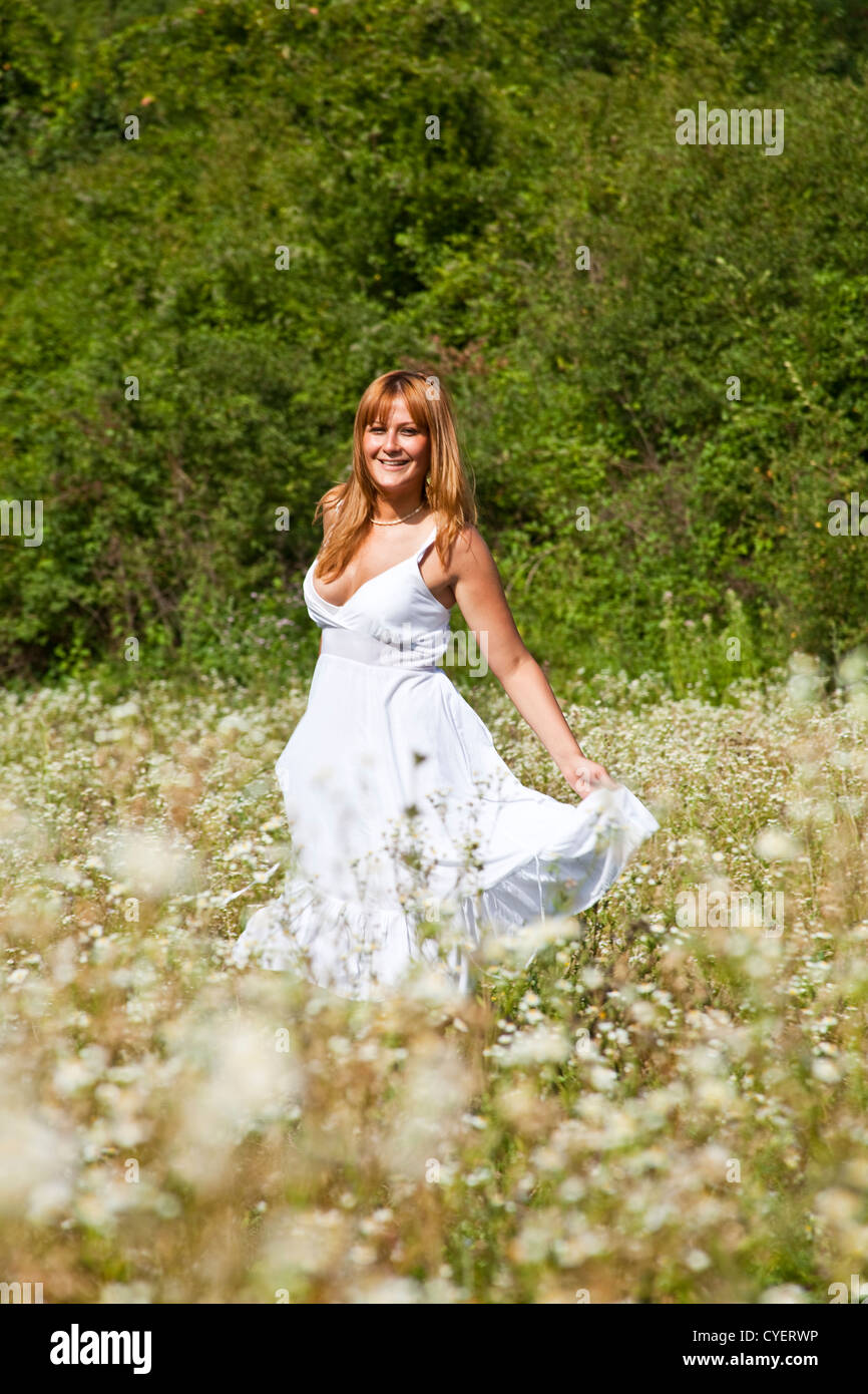 Femme en robe blanche la danse de la Nature Photo Stock - Alamy