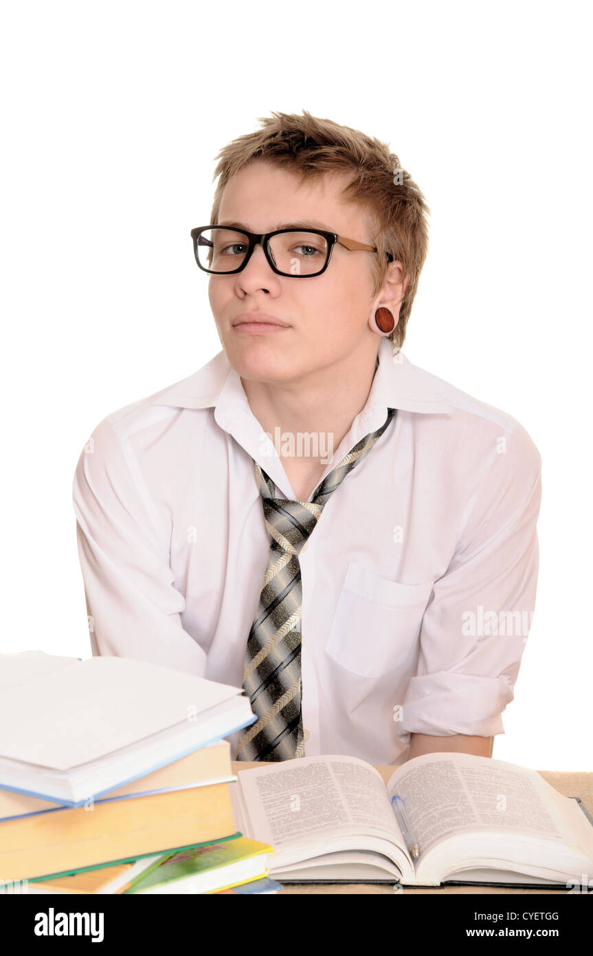 L'élève adolescent est assis derrière un bureau isolé sur fond blanc Banque D'Images