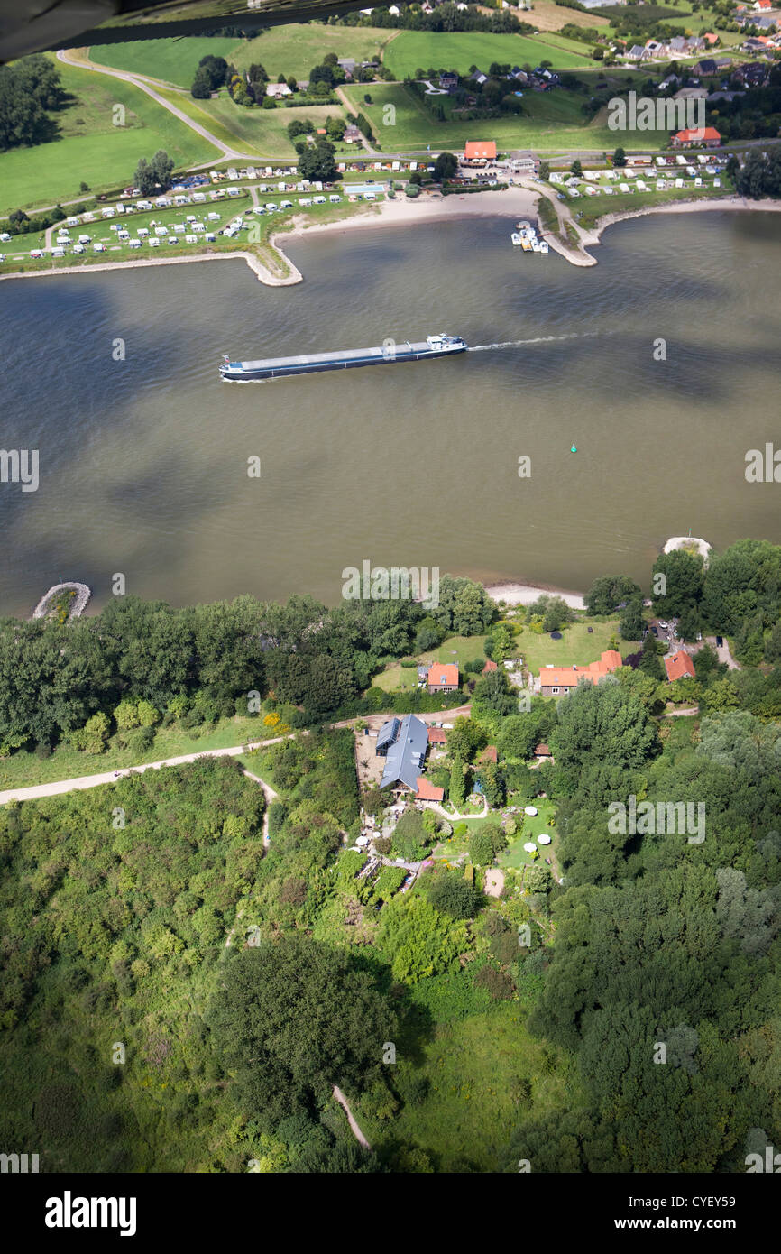 Cargo en rivière Waal. Plateau d'avant-plan jardin appelé Pehab-kirchenwirt Theetuin. En face du camping. Vue aérienne. Banque D'Images