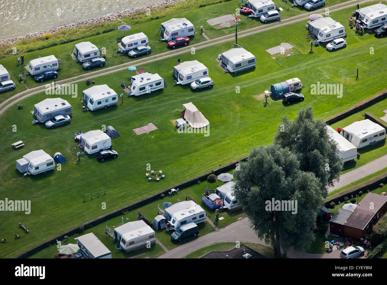 Les Pays-Bas, Pannerden, camping cars, caravanes et tentes de camping près de la rivière Waal. Vue aérienne. Banque D'Images