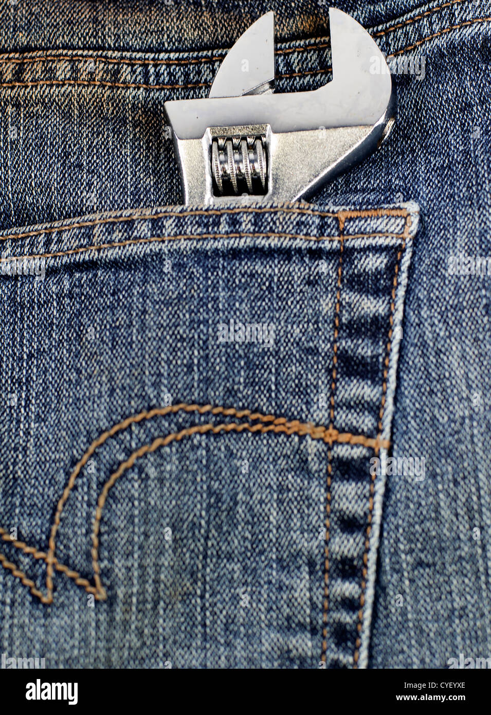 Une clé réglable dans une poche de jeans Banque D'Images