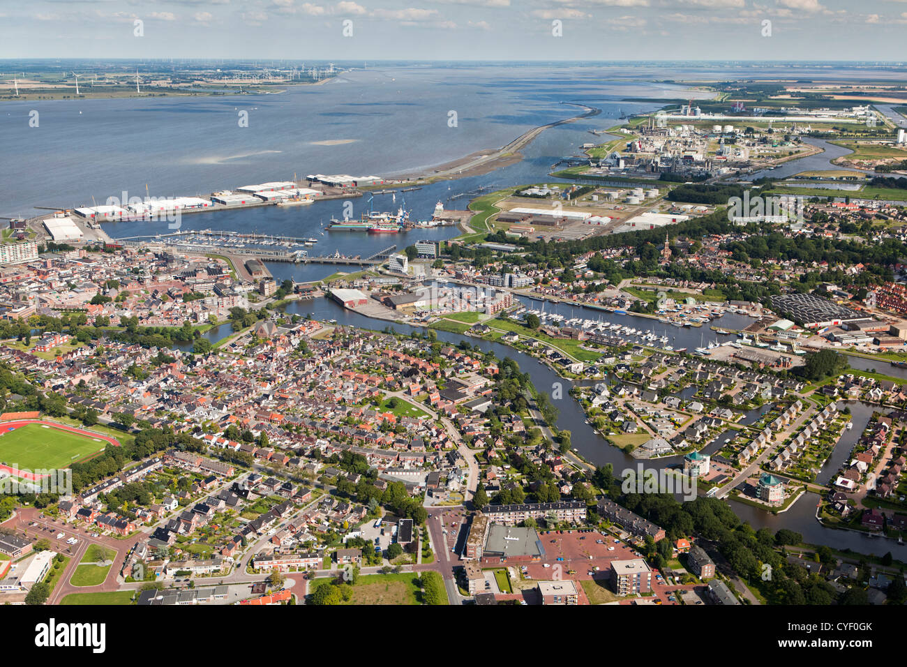 Les Pays-Bas, Delfzijl, ville et port, port. Vue aérienne. Banque D'Images