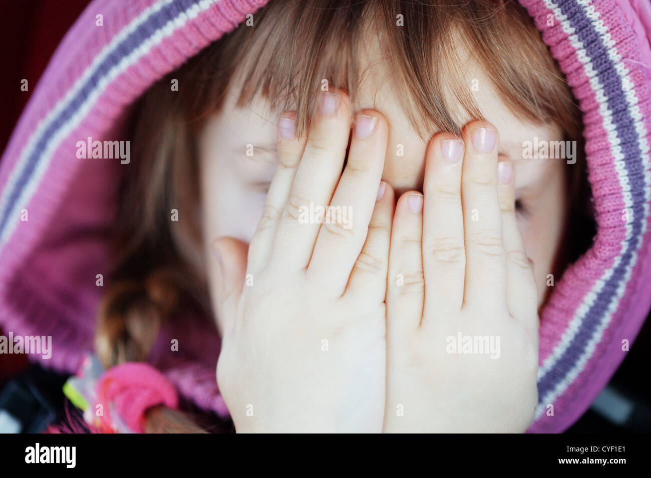 Photo en gros plan de kid fille jouant avec les mains Banque D'Images