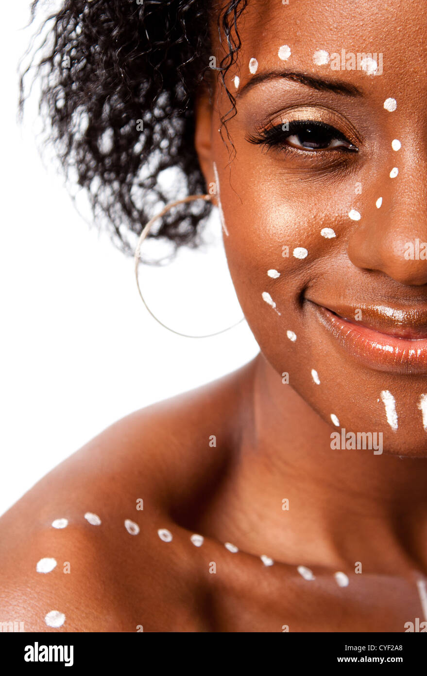 La moitié du visage Happy smiling belle femme tribal africain avec des points blancs et des lignes de maquillage, isolé. Banque D'Images