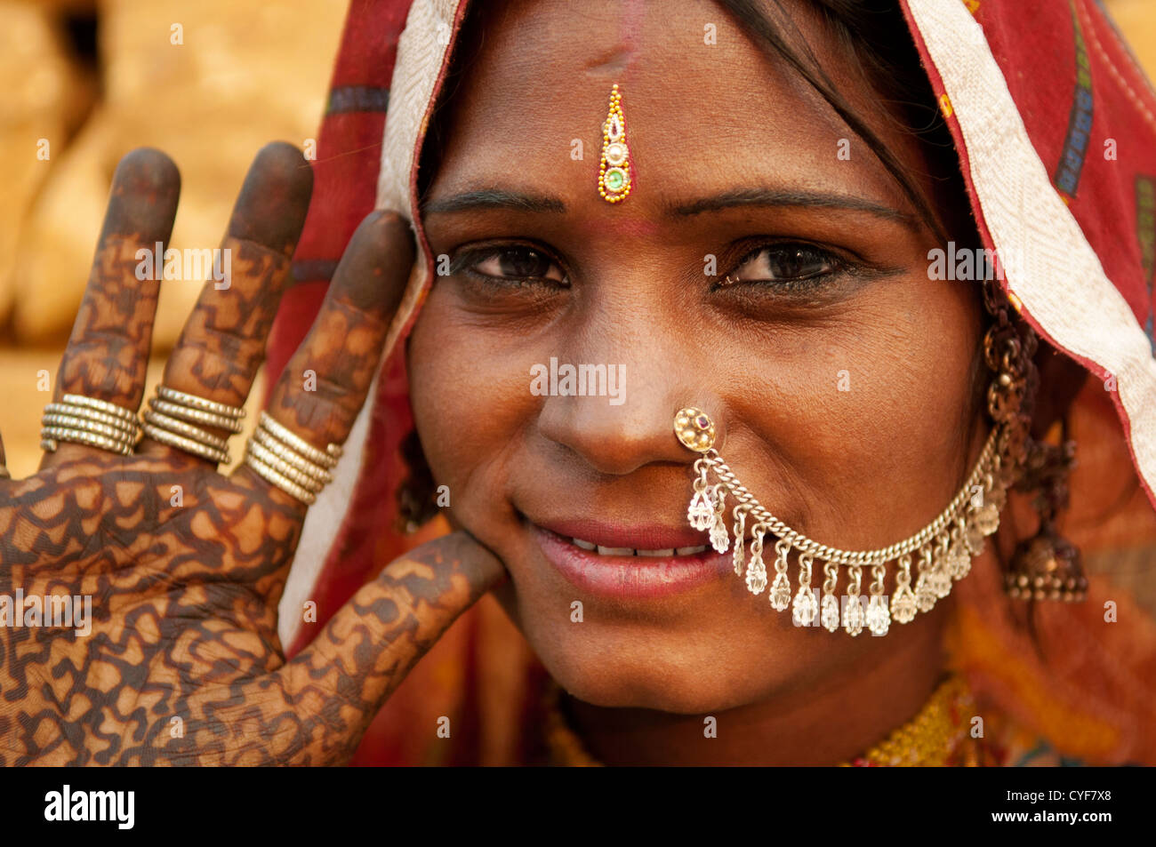 Portrait d'une Inde Rajasthan femme avec son tatouage au henné Banque D'Images