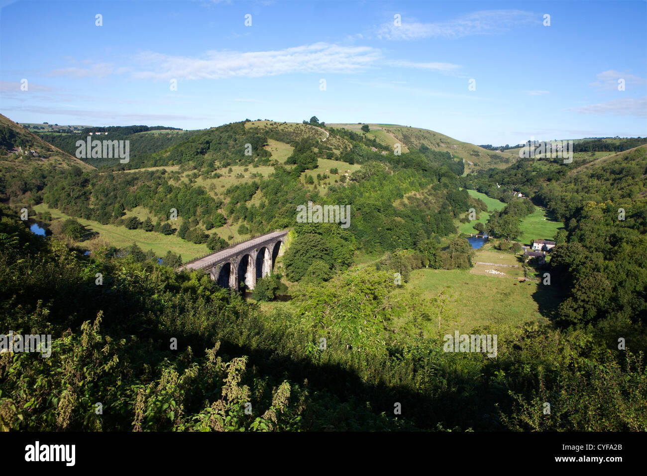 Pierre tombale dans Monsall Viaduc Dale dans le Derbyshire Peak District Banque D'Images