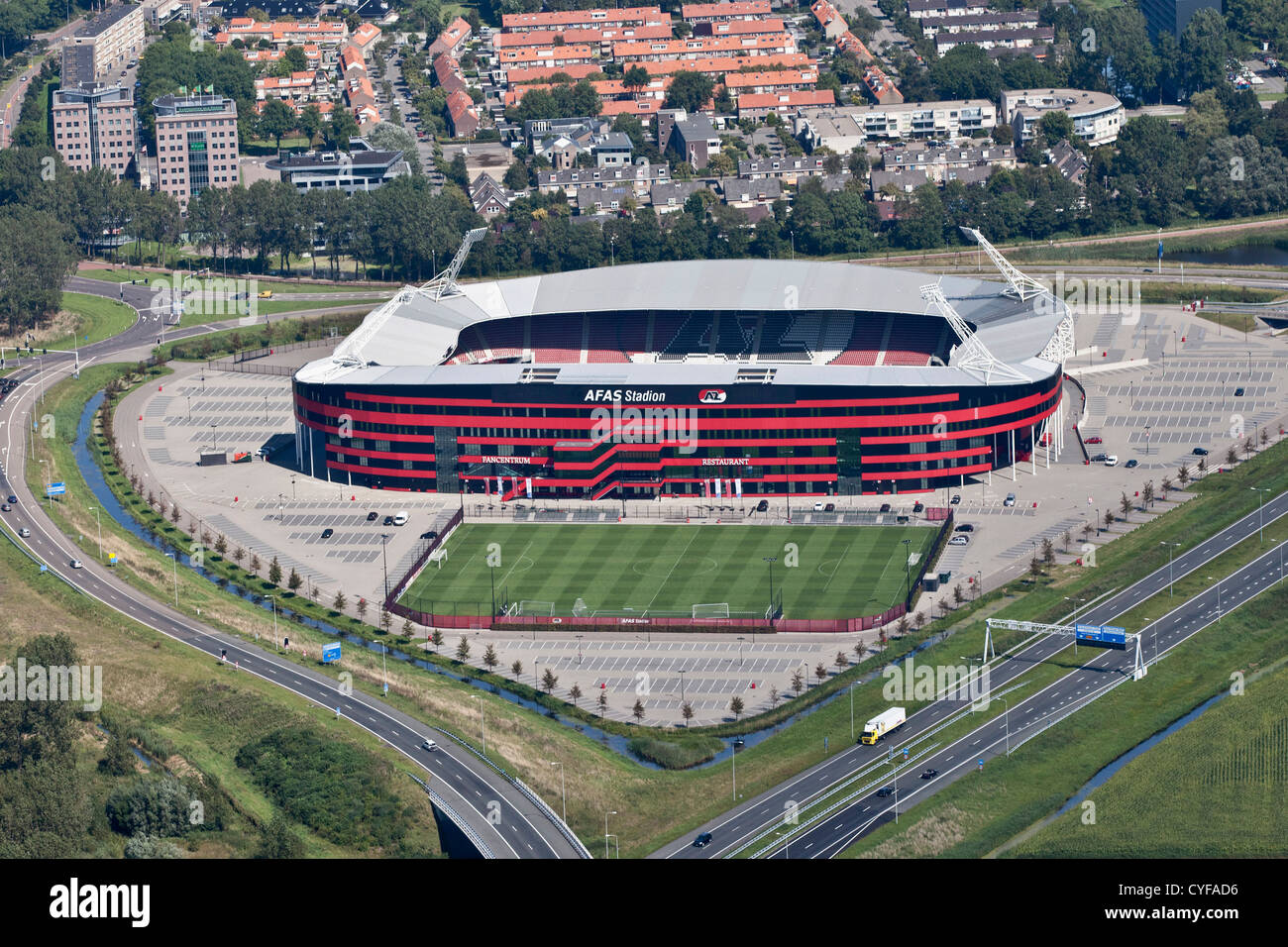 Les Pays-Bas, Alkmaar. Stade de Football de AZ. Vue aérienne. Banque D'Images