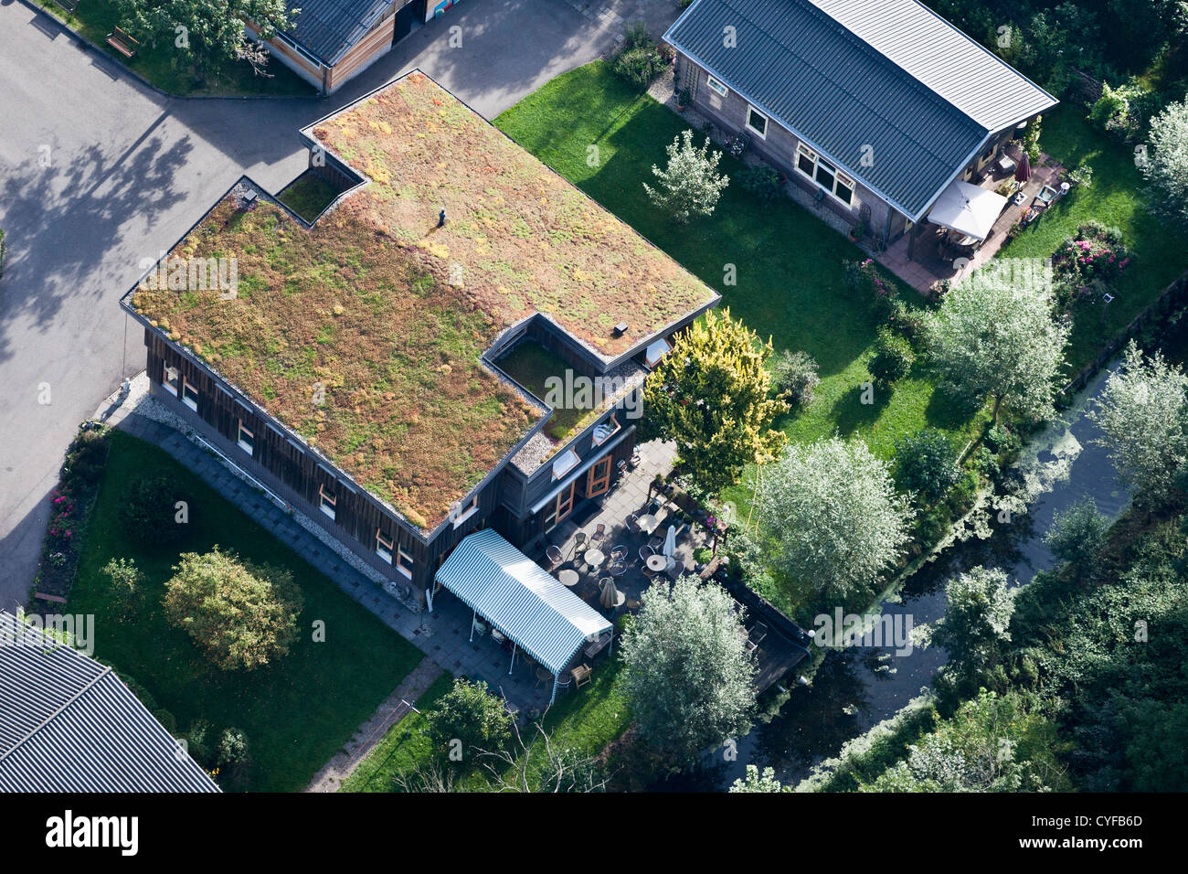 Les Pays-Bas, Haarzuilens. Chambre avec toit recouvert de végétation, probablement de sedum. Vue aérienne. Banque D'Images