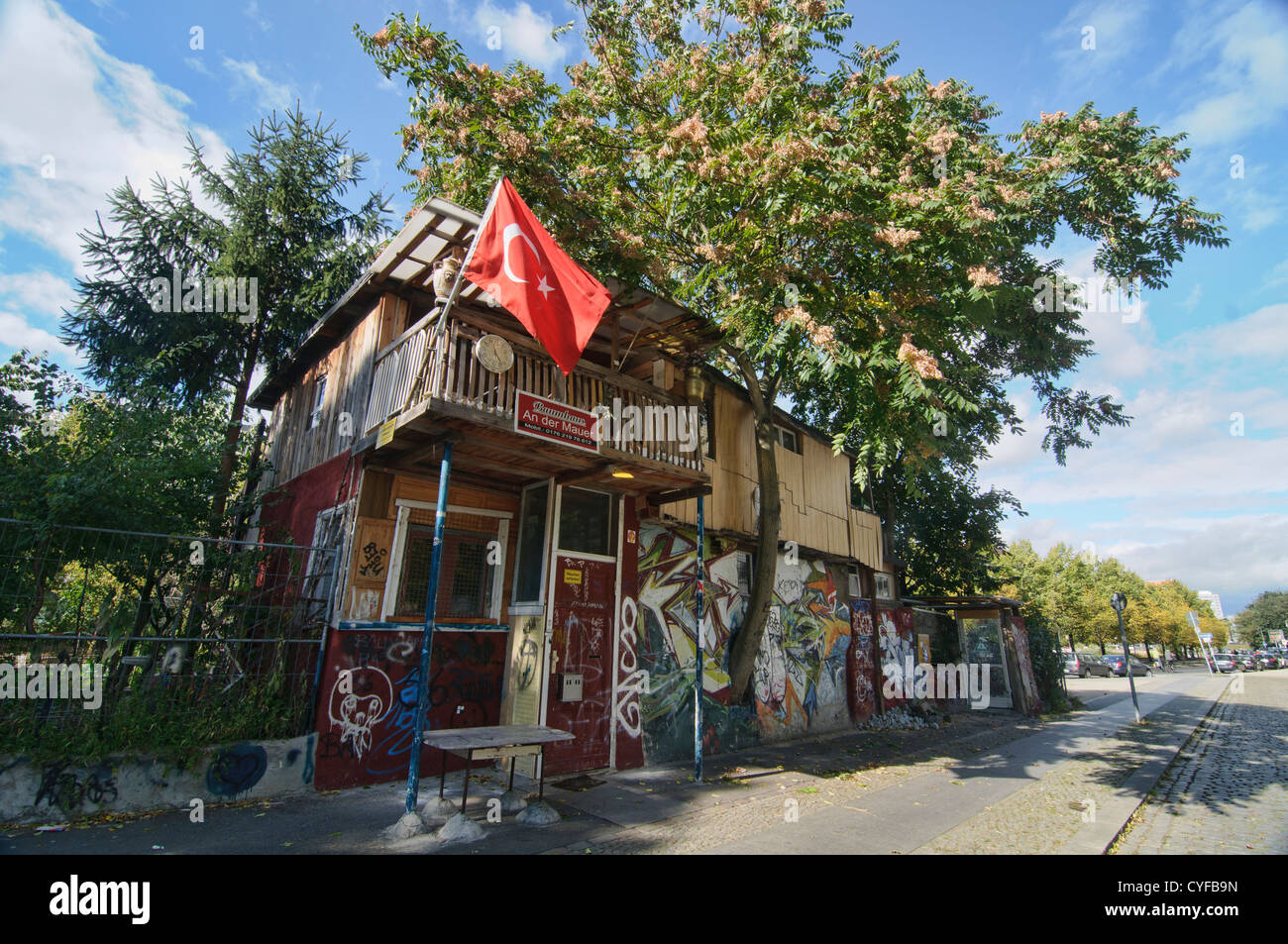 Maison construite en terre le long du mans pas l'ancien mur de Berlin à Berlin, Allemagne Banque D'Images
