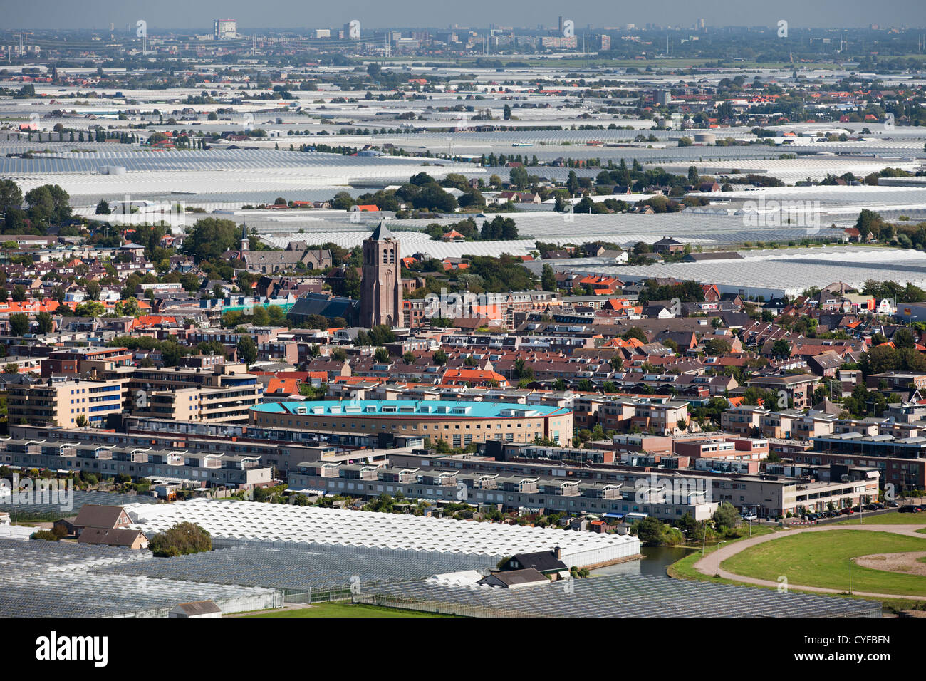 Les Pays-Bas, Monster. Vue sur village et maisons de verre. Vue aérienne. Banque D'Images