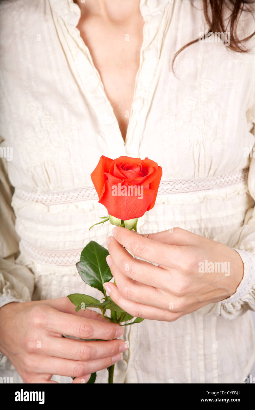 Détail femme avec une fleur dans ses mains Banque D'Images