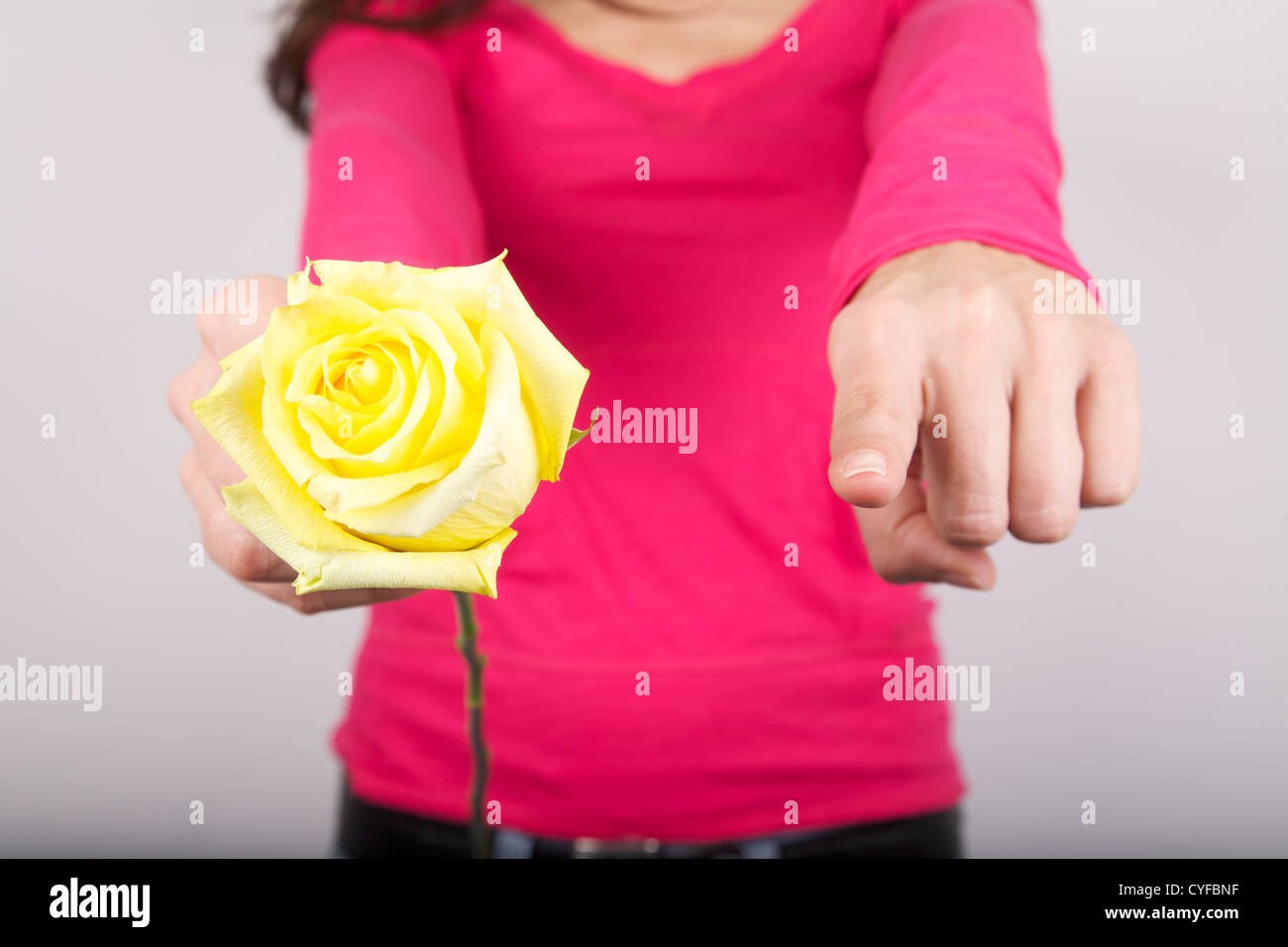 Détail femme avec une fleur dans ses mains Banque D'Images