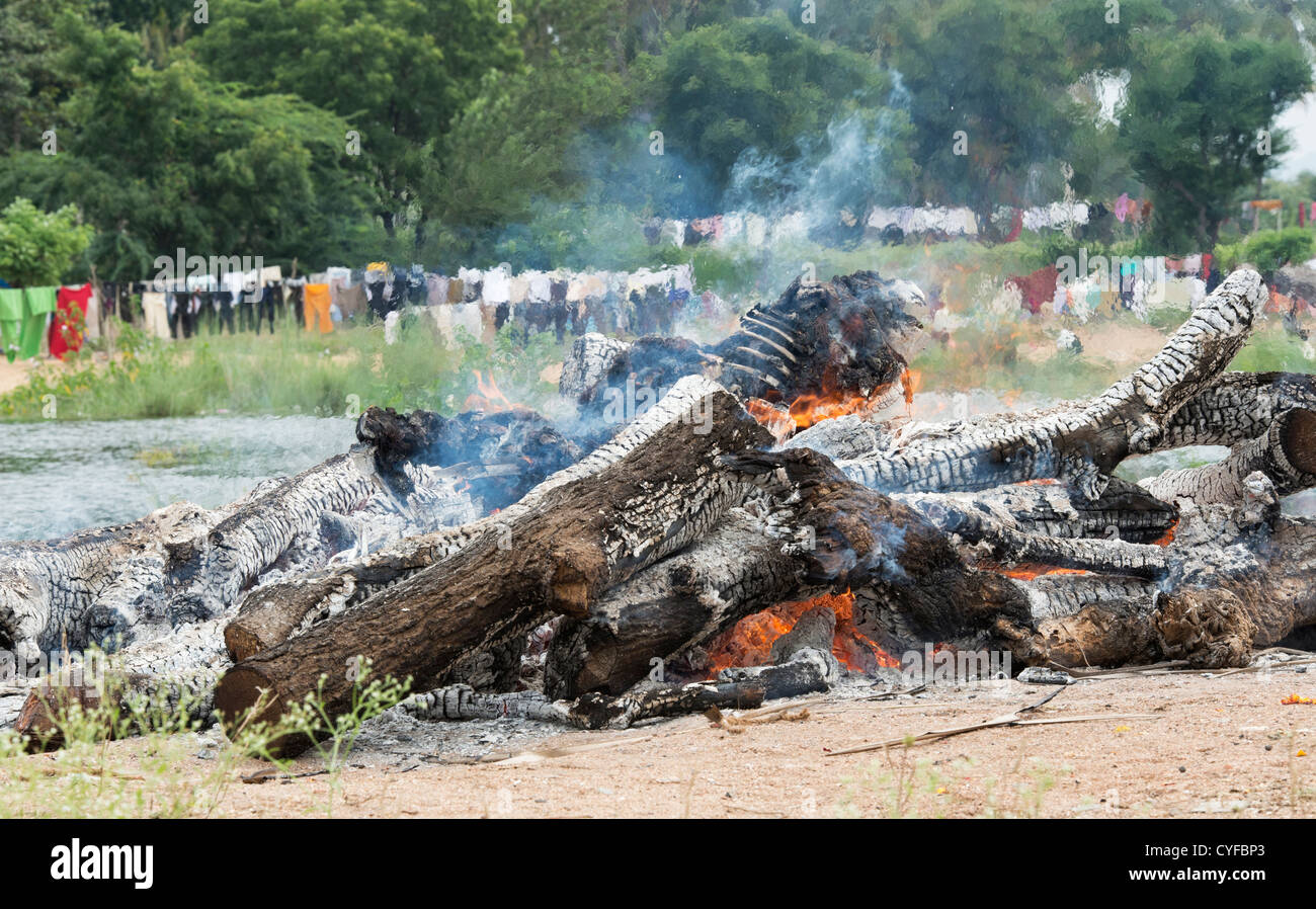 Cremating un corps humain sur un bûcher funéraire hindoue nesxt à une rivière. L'Andhra Pradesh, Inde Banque D'Images Cremating un corps humain sur un bûcher funéraire hindoue nesxt à une rivière. L'Andhra Pradesh, Inde Banque D'Images