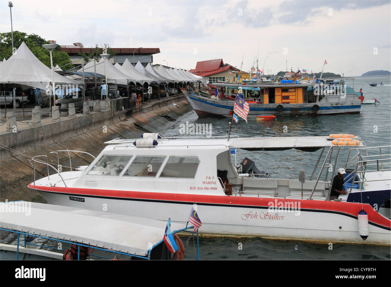 Les bateaux de pêche amarré par le Marché central sur le front de mer, Kota Kinabalu, Sabah, Bornéo, Malaisie, en Asie du sud-est Banque D'Images